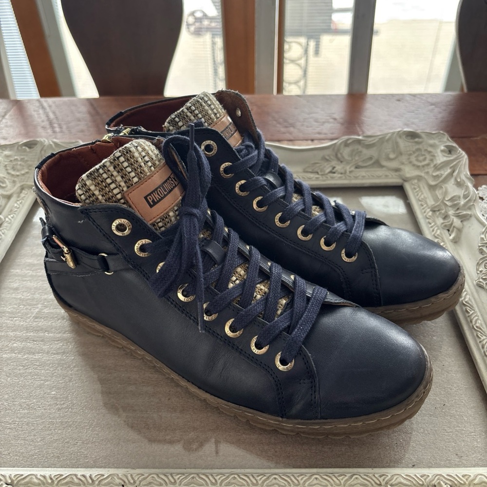 Woman’s Pikolinos Navy Blue Sneakers Size 38. (7) US